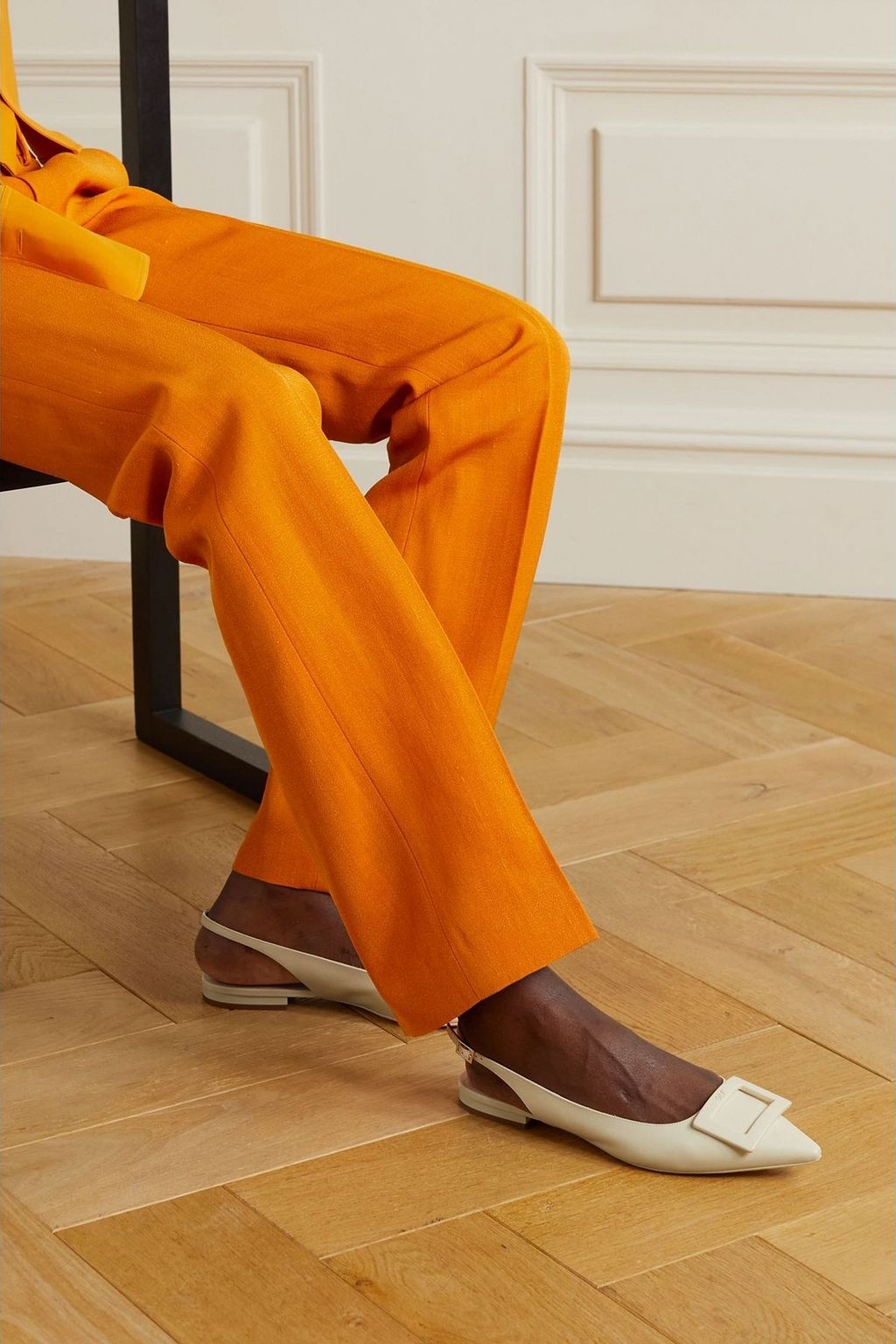 ROGER VIVIER حذاء مسطّح Gommettine من الجلد بمقدمة مدببة مع حزام خلفي