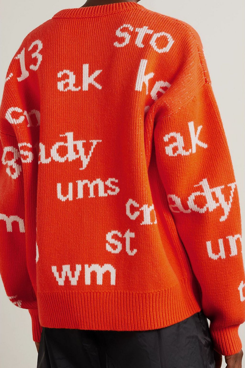 ACNE STUDIOS كنزة رياضية من الصوف بحبكة إنتارسيا وبرقعة زخرفية