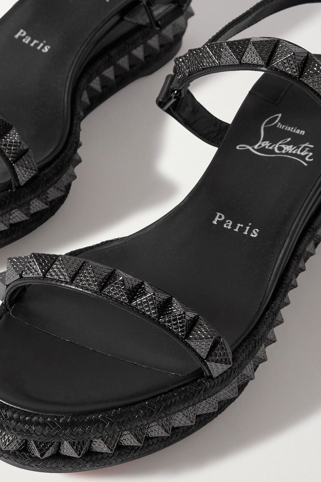 CHRISTIAN LOUBOUTIN صندل Pyraclou من الجلد بدبابيس معدنية وكعب بلاتفورم مع كعب بارتفاع 60 مم