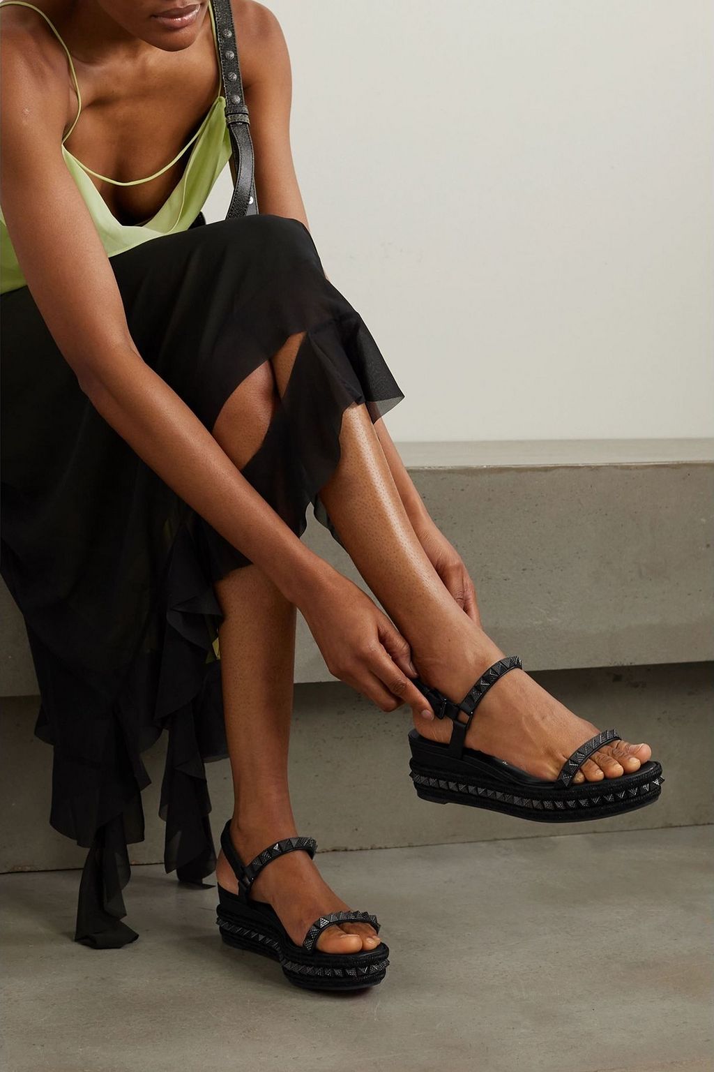 CHRISTIAN LOUBOUTIN صندل Pyraclou من الجلد بدبابيس معدنية وكعب بلاتفورم مع كعب بارتفاع 60 مم