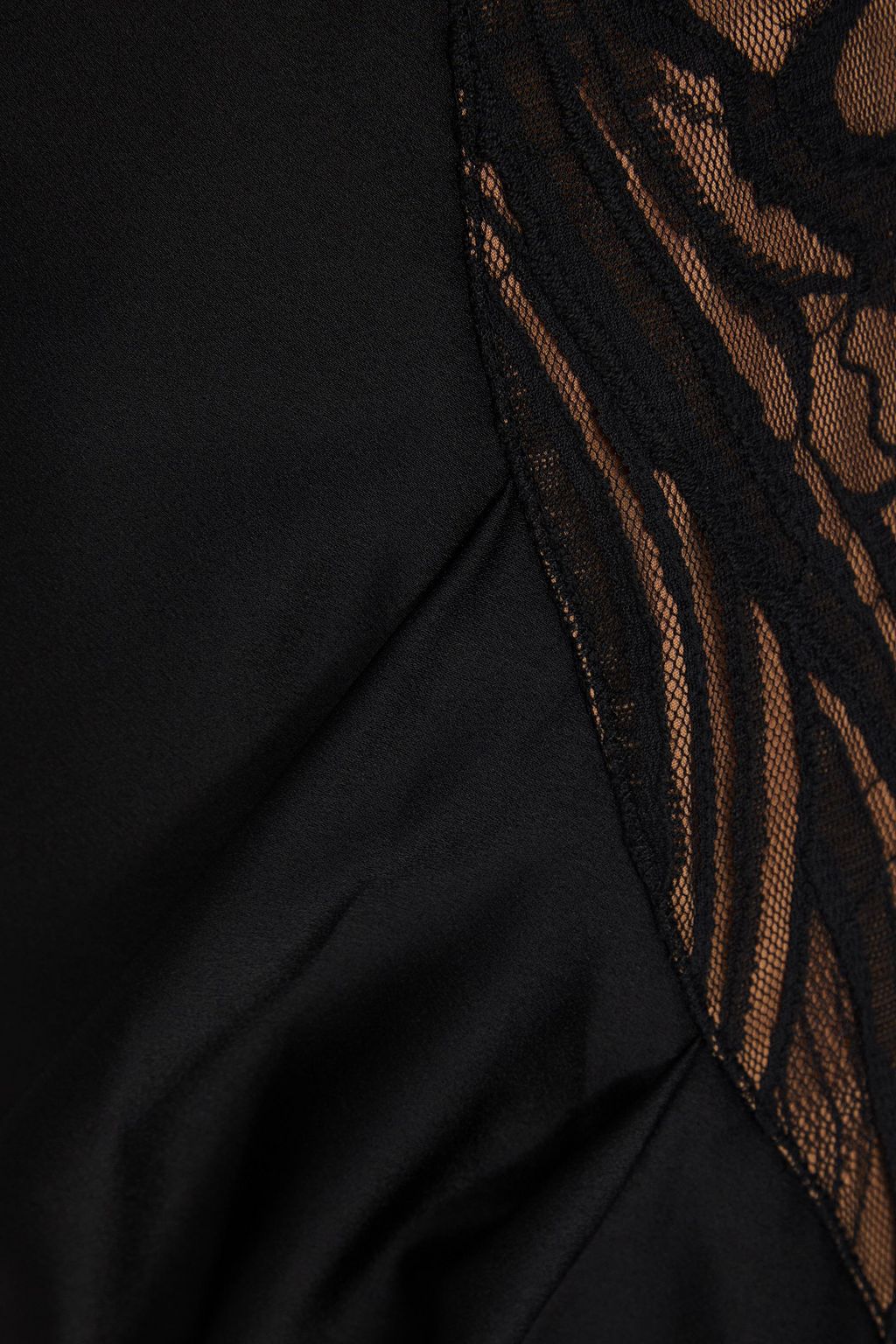 SIMKHAI Robe „Vea“ aus Satin mit Cut-outs und Spitzeneinsätzen