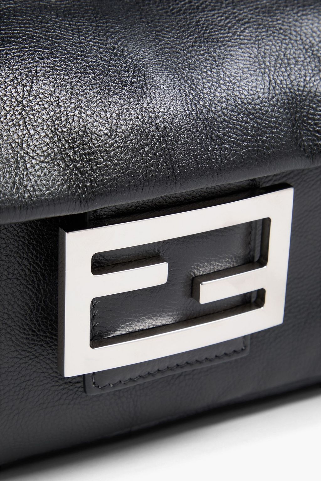 FENDI حقيبة كتف باجيت من الجلد بسلسلة