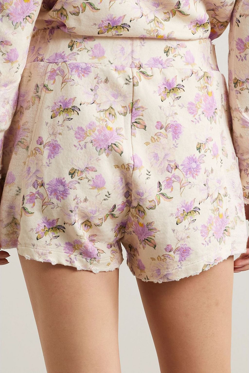 LOVESHACKFANCY شورت ريناتو من قطن تيري فرنسي مطاطي بتأثير معتق بطبعة الأزهار