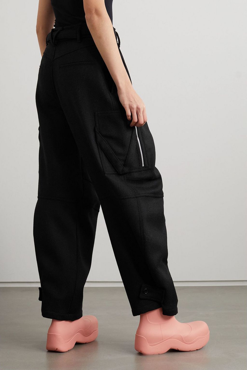 BOTTEGA VENETA Cargohose mit weitem Bein aus einer Wollmischung mit Fischgratmuster und Gürtel