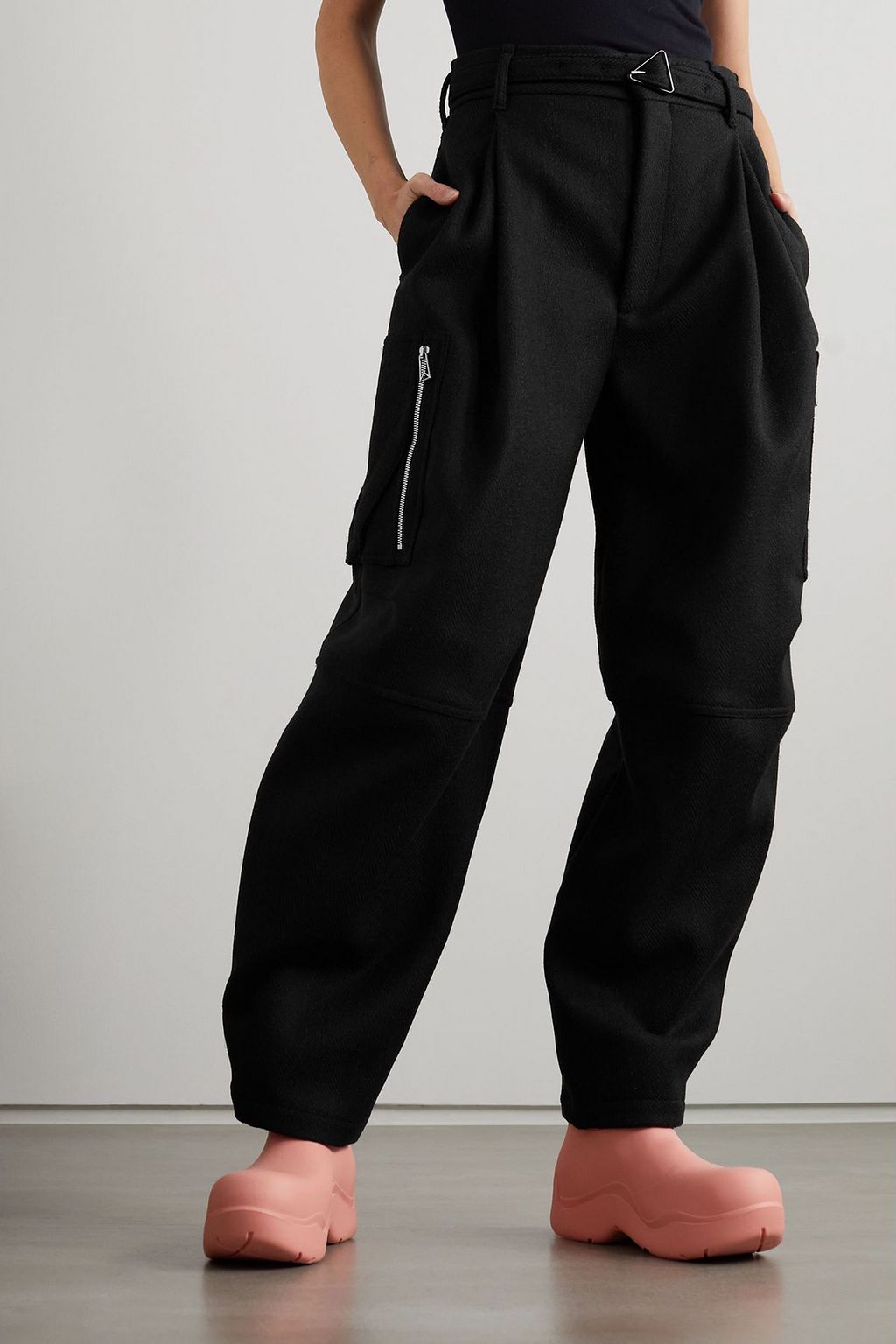 BOTTEGA VENETA Cargohose mit weitem Bein aus einer Wollmischung mit Fischgratmuster und Gürtel