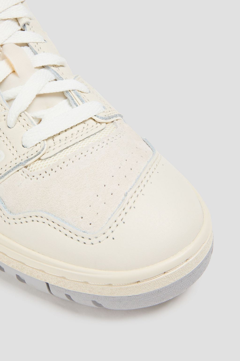 NEW BALANCE حذاء سنيكرز 550 من الجلد وجلد السويد بحواف من الشبك
