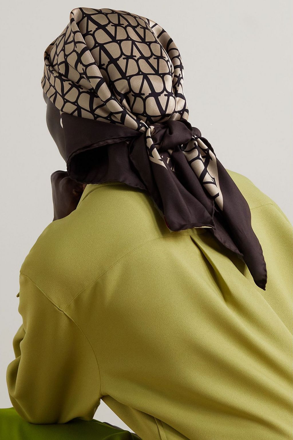 VALENTINO GARAVANI وشاح من حرير تويل بطبعات