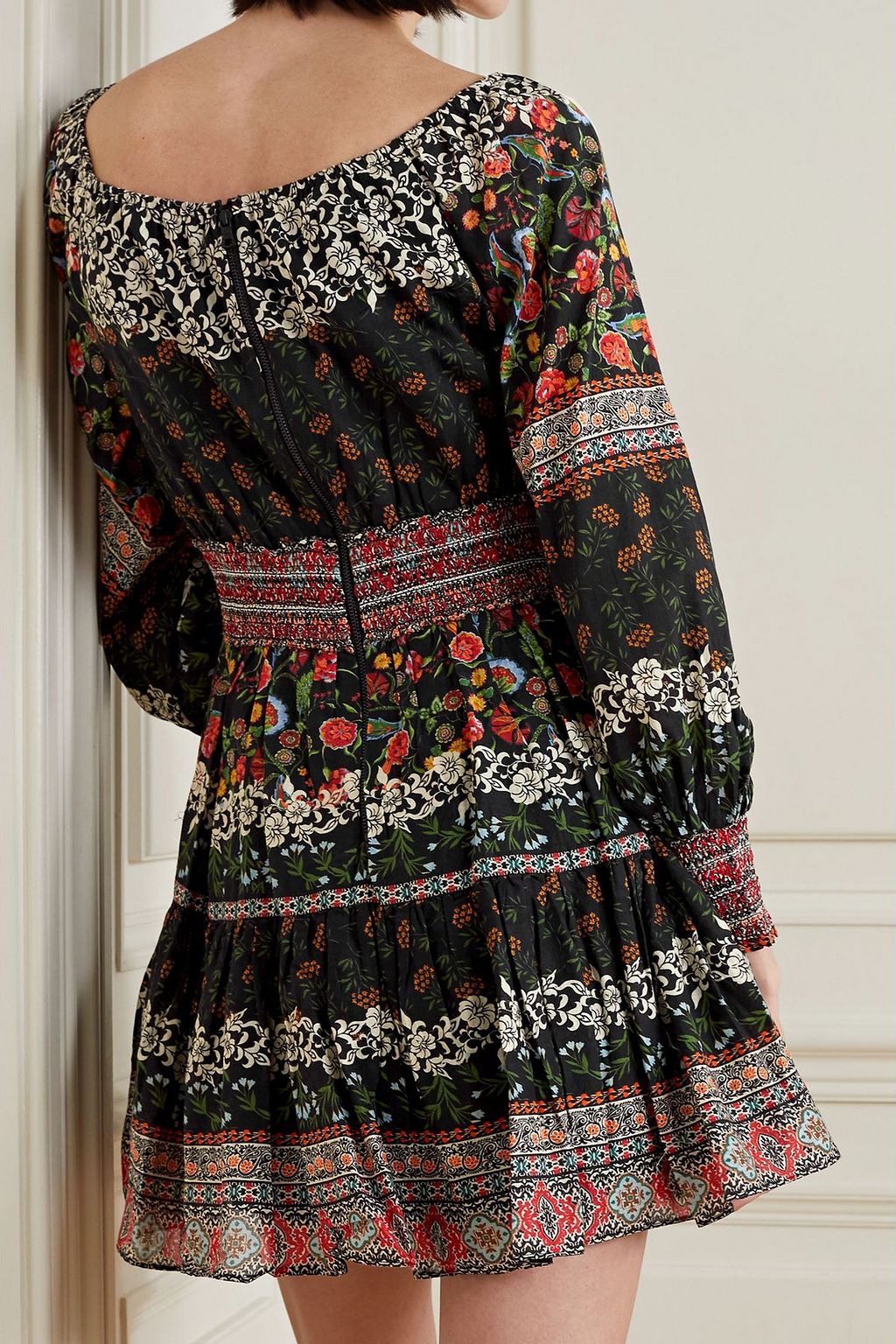 ALICE + OLIVIA فستان Clementina القصير والمزموم بتقنية السموك من قطن الفوال بطبعة أزهار