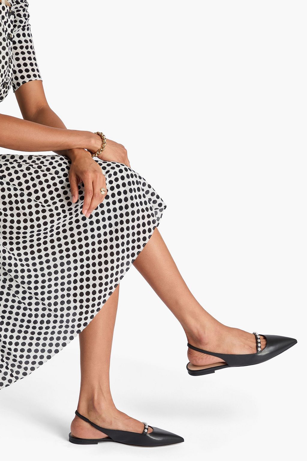 STUART WEITZMAN حذاء مسطّح من الجلد بمقدمة مدببة وبحزام خلفي ومزين بلؤلؤ صناعي