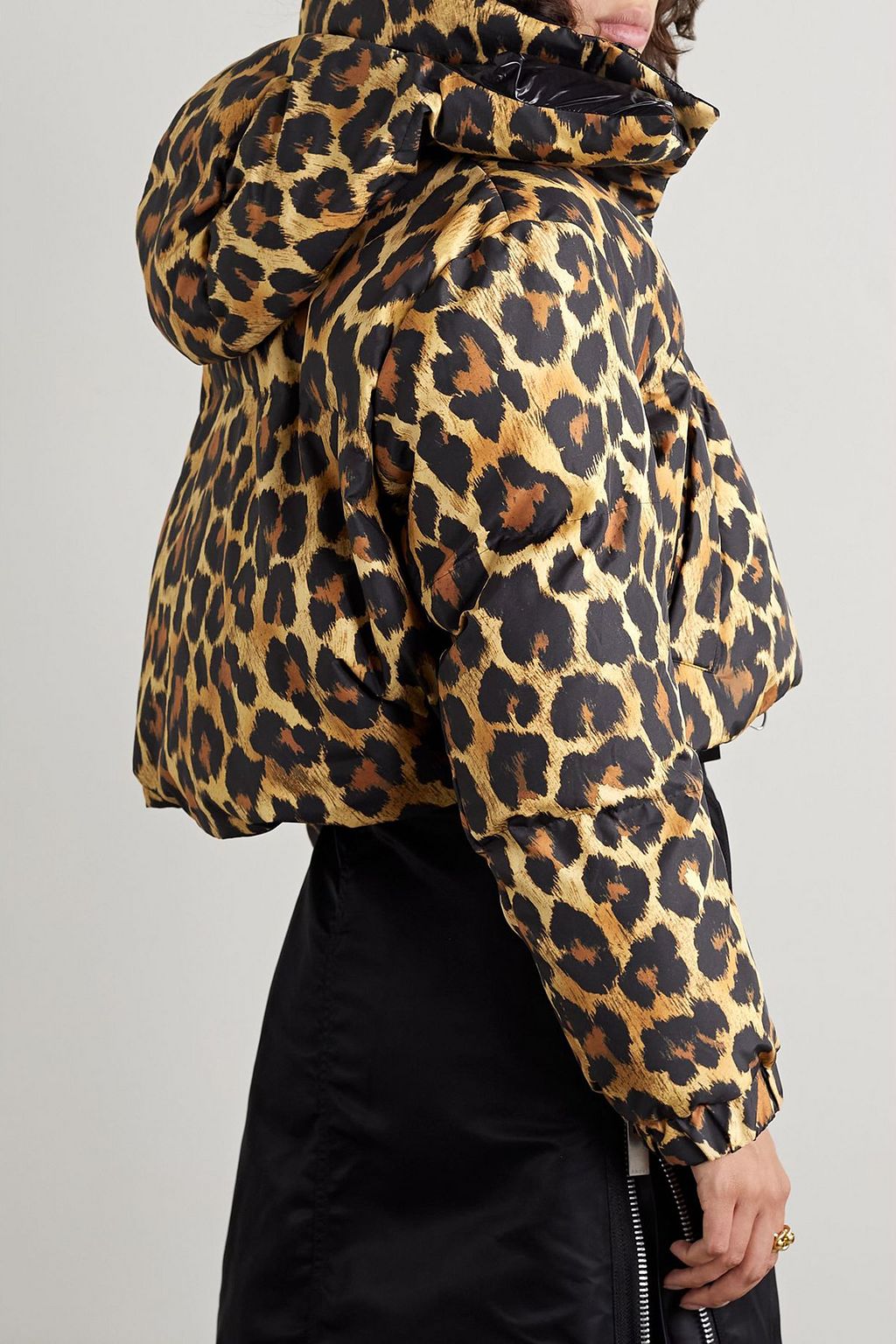 SACAI Verkürzte Steppjacke aus wattiertem Shell mit Leopardenprint