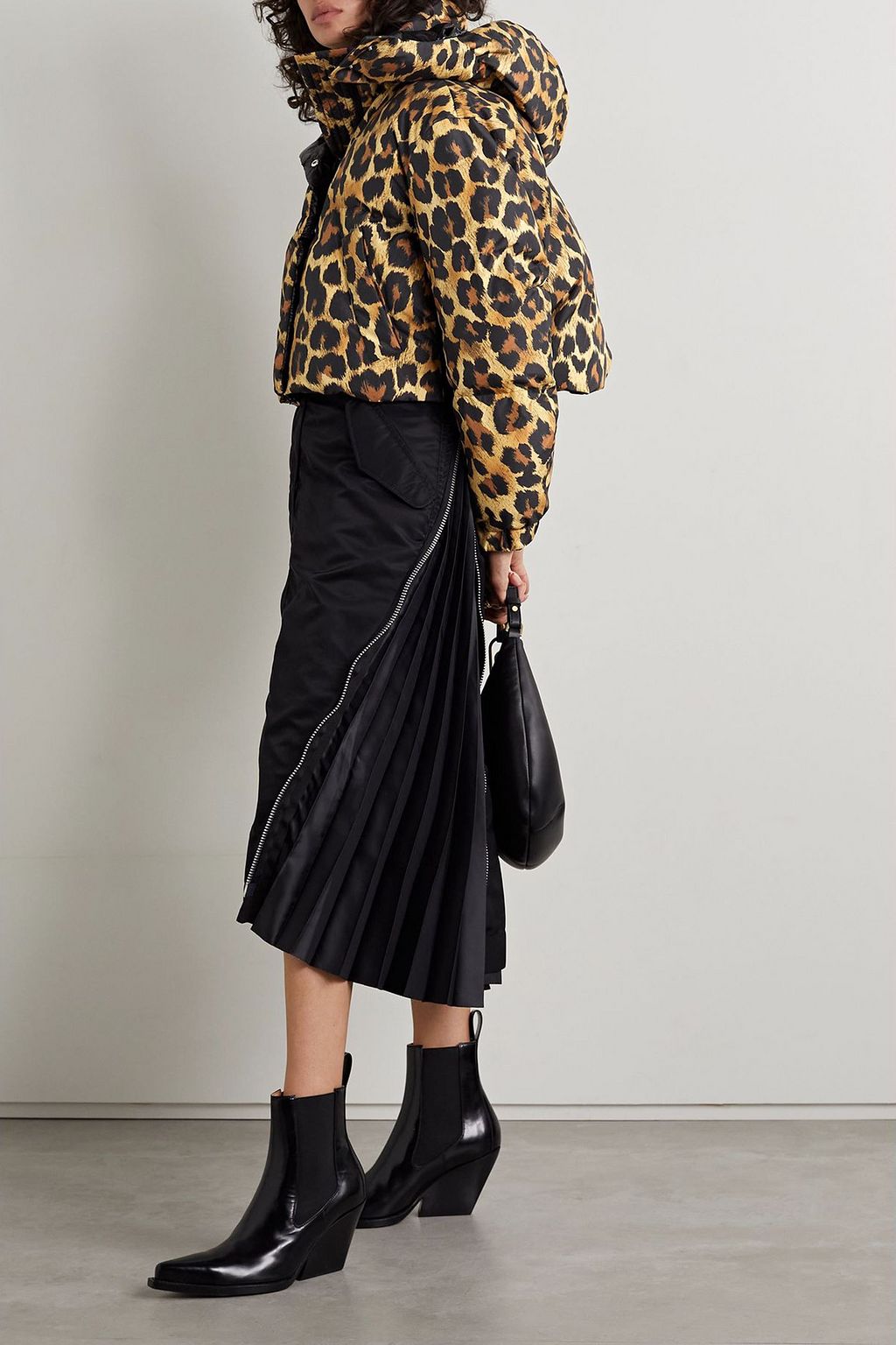 SACAI Verkürzte Steppjacke aus wattiertem Shell mit Leopardenprint