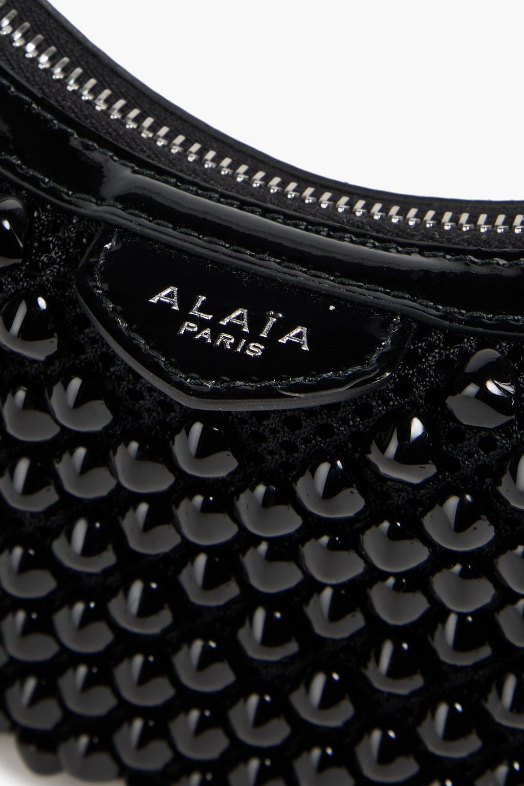 ALAÏA حقيبة كتف "ديمي" من الشبك مزيّنة بدبابيس معدنية