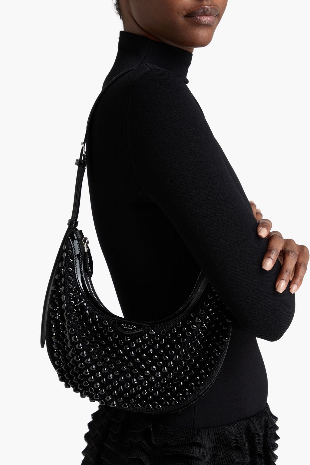 ALAÏA حقيبة كتف "ديمي" من الشبك مزيّنة بدبابيس معدنية