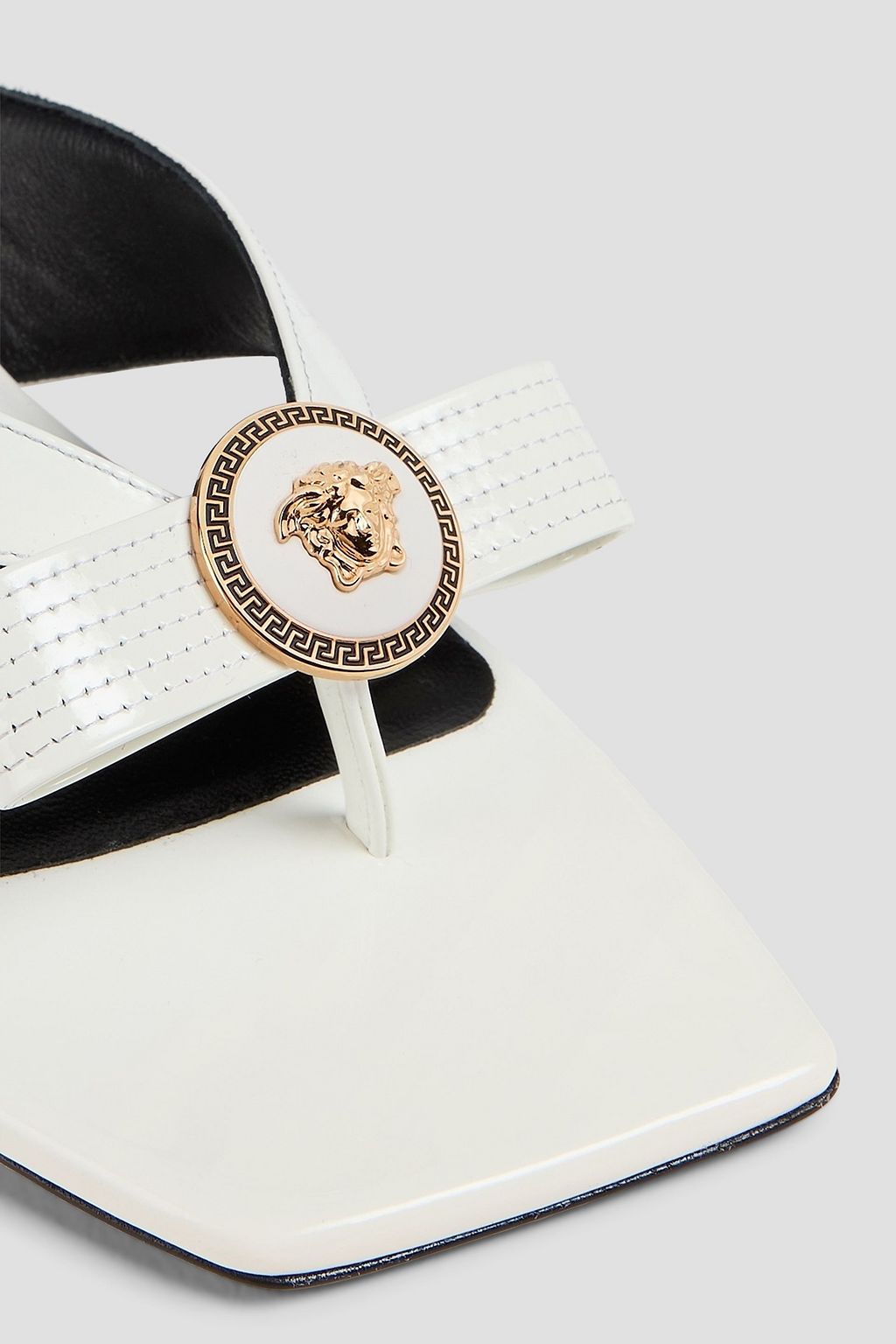 VERSACE حذاء ميول ميدوسا من الجلد اللامع مزين بربطة على شكل فراشة