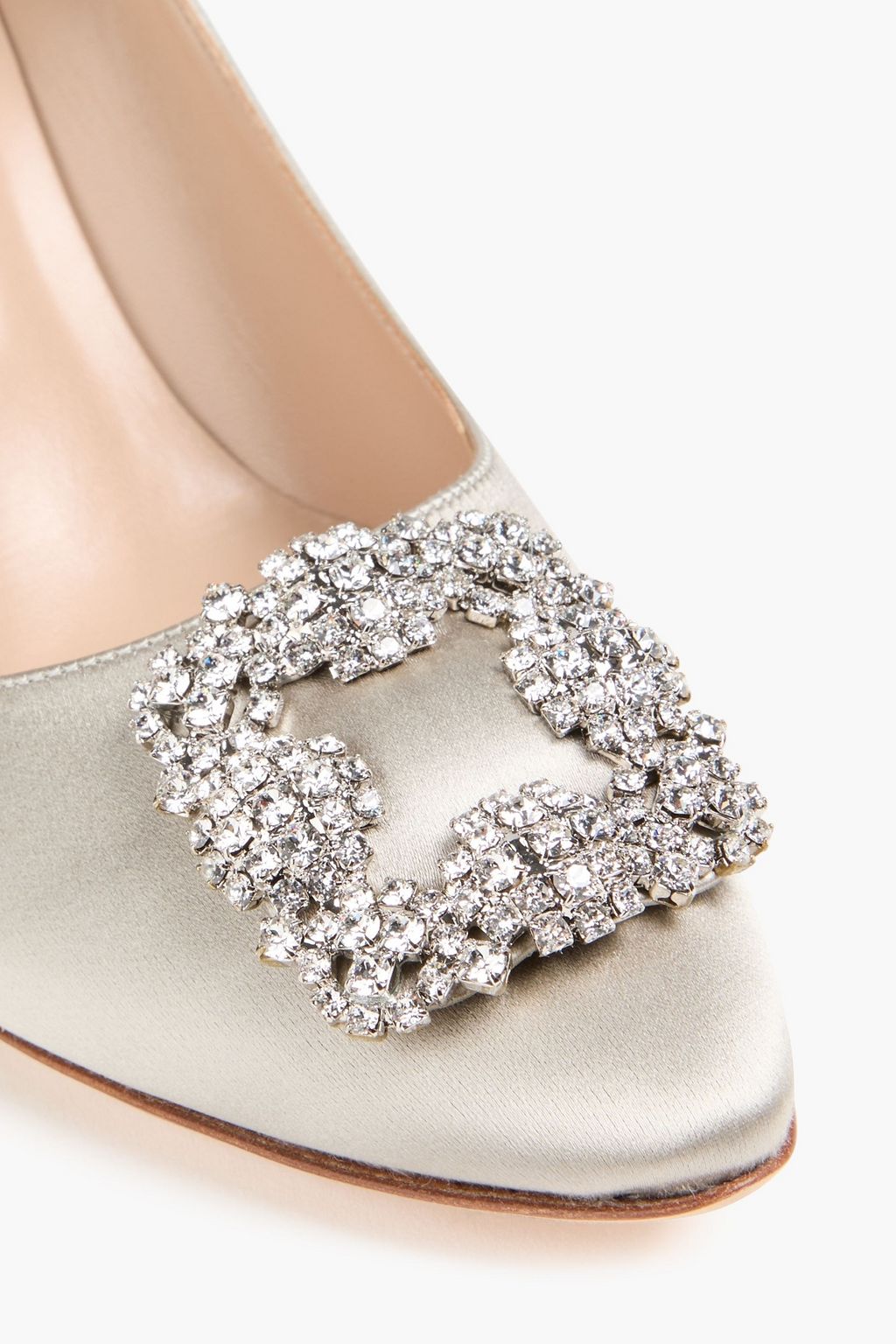 MANOLO BLAHNIK حذاء بكعب عالٍ من الساتان مزين بالكريستال