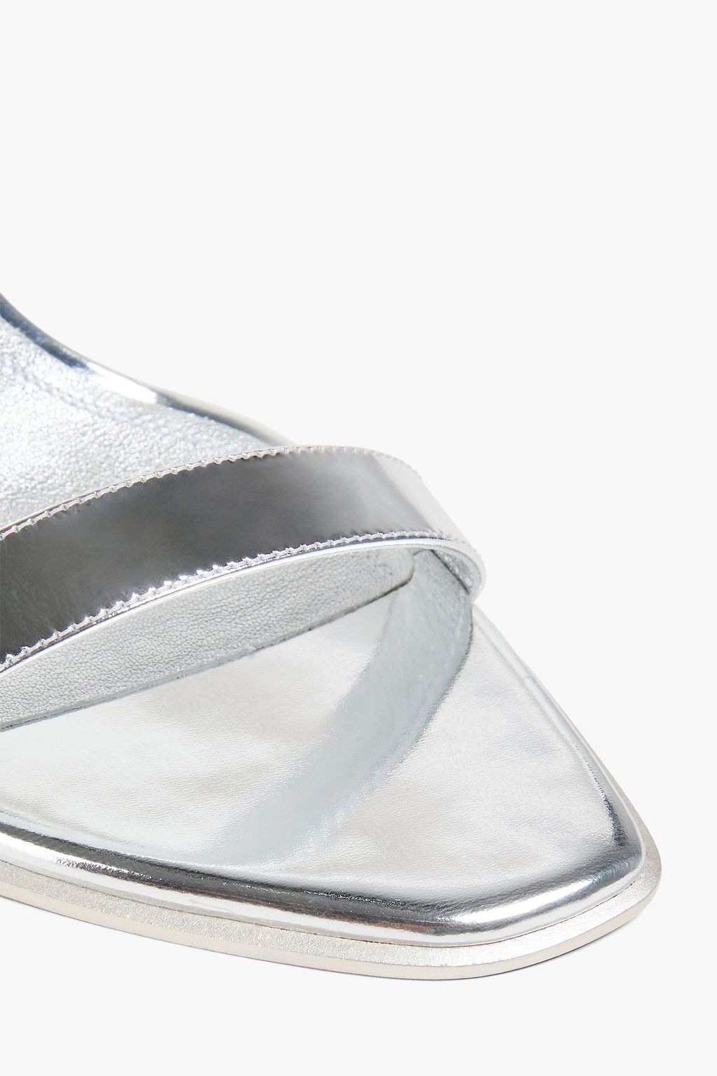 AMINA MUADDI صندل كيم من الجلد العاكس