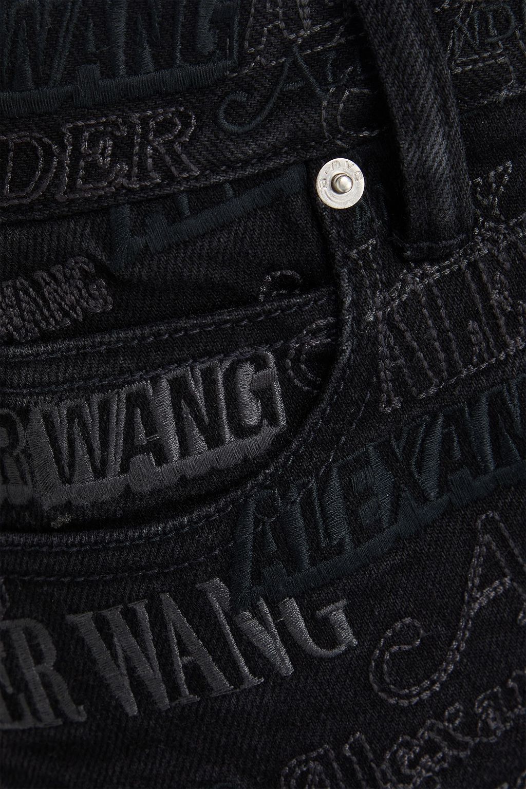 ALEXANDER WANG شورت بتصميم تنورة من الدنيم بتصميم مطرّز