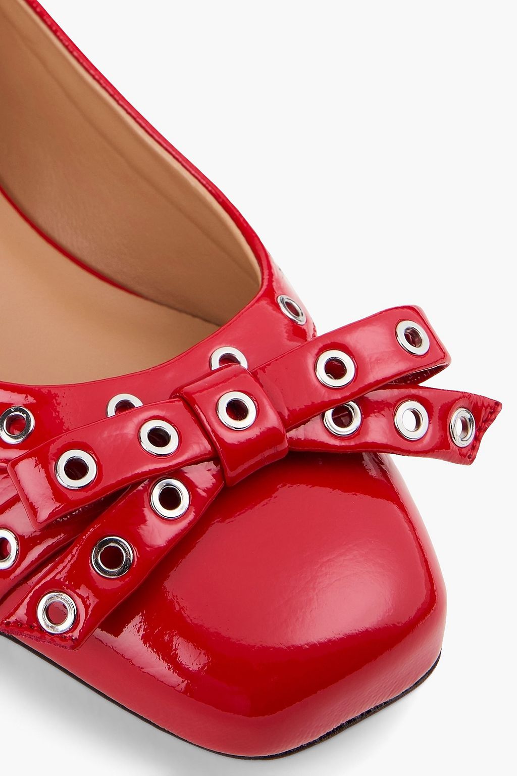 GANNI Glänzende Ballerinas mit Ösenverzierung