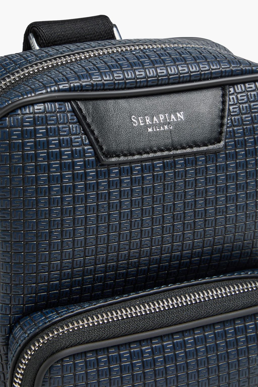 SERAPIAN حقيبة ظهر من الكنفا المطلي بحواف من الجلد بتصميم منقوش