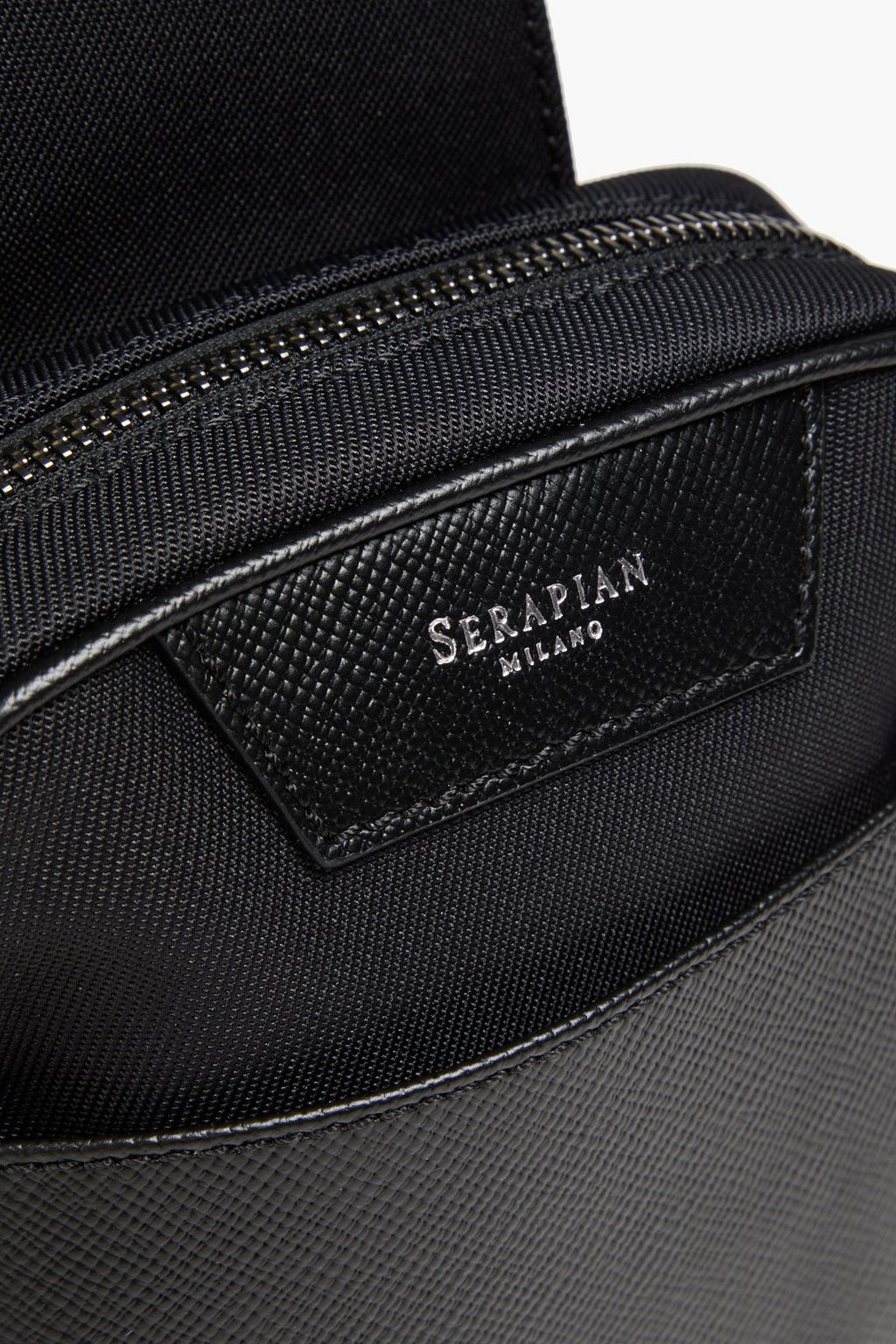 SERAPIAN حقيبة ظهر من الجلد بملمس نافر وقماش عازل