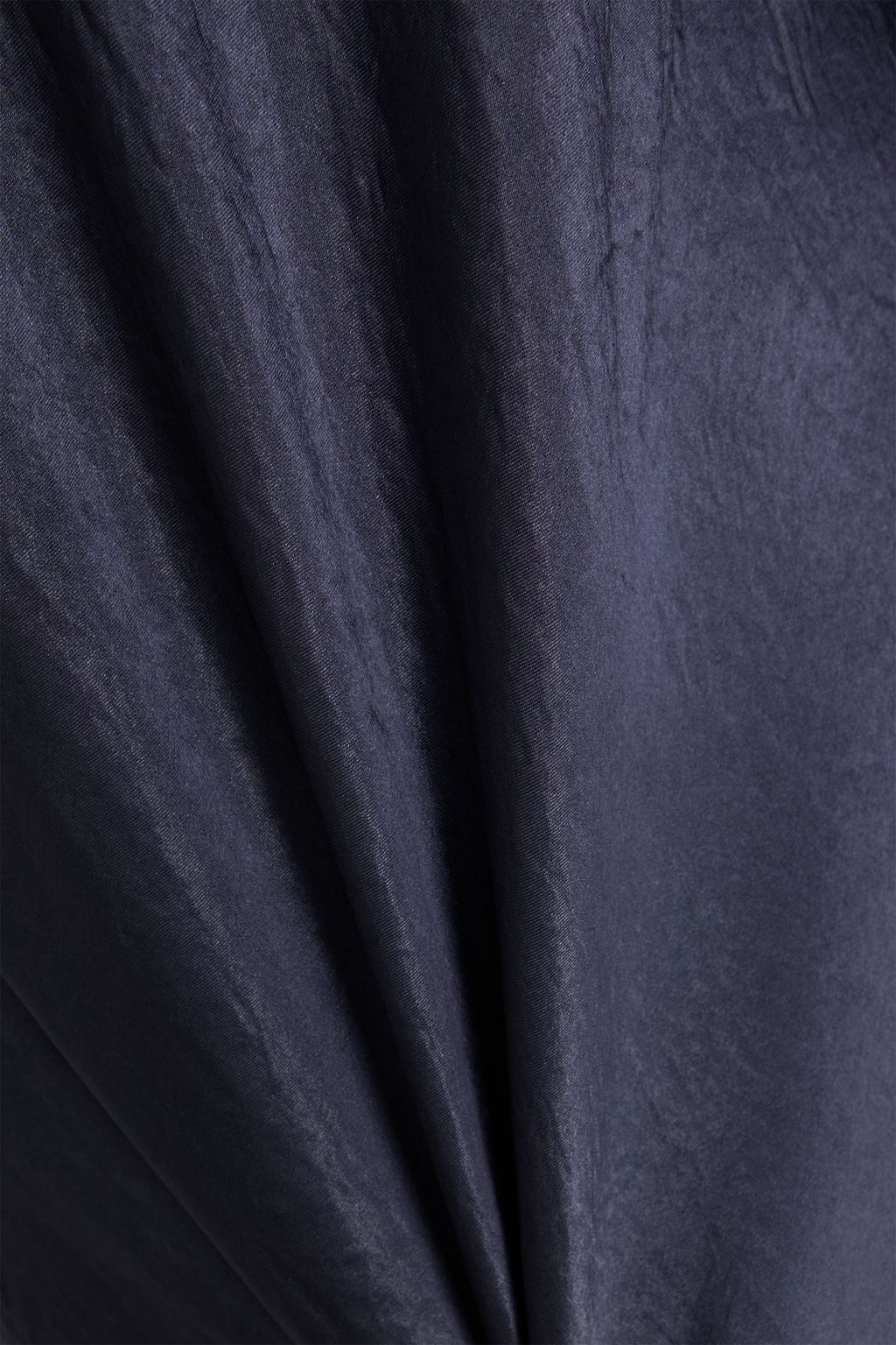 VINCE. فستان متوسط الطول من الساتان المجعّد