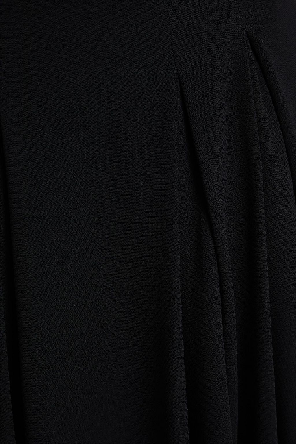 TOVE فستان طويل بدون حمّالات من الكريب ومزين بكسرات