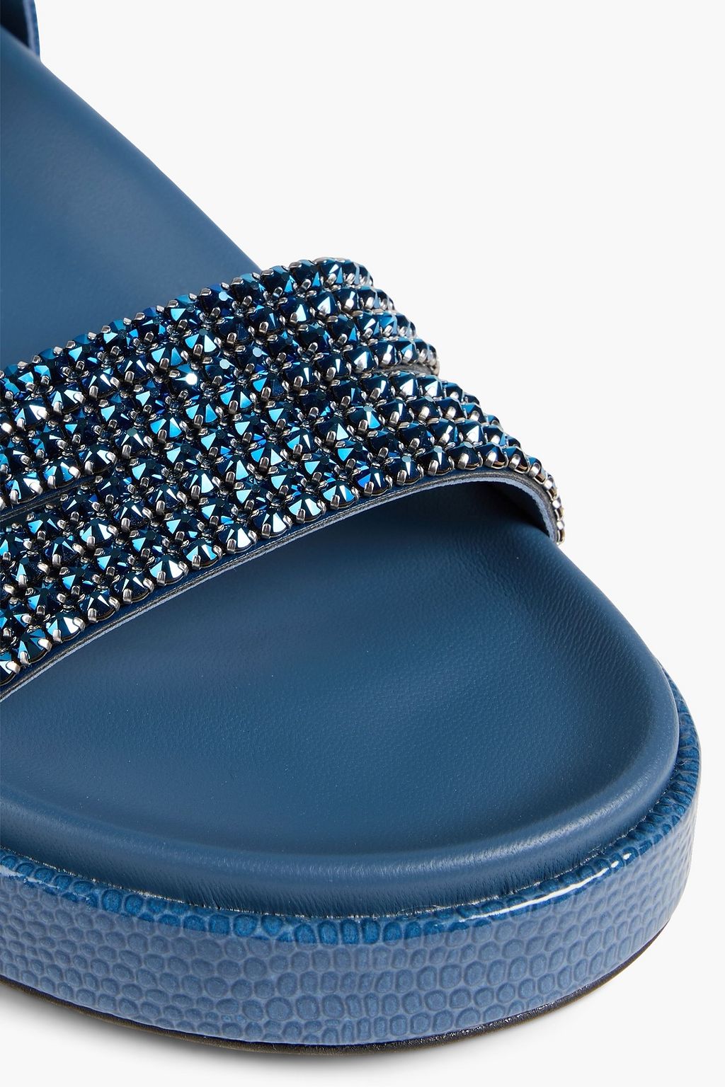 GINA صندل "مارتين" من الجلد بنمط جلد العظاءة مزيّن بالكريستال