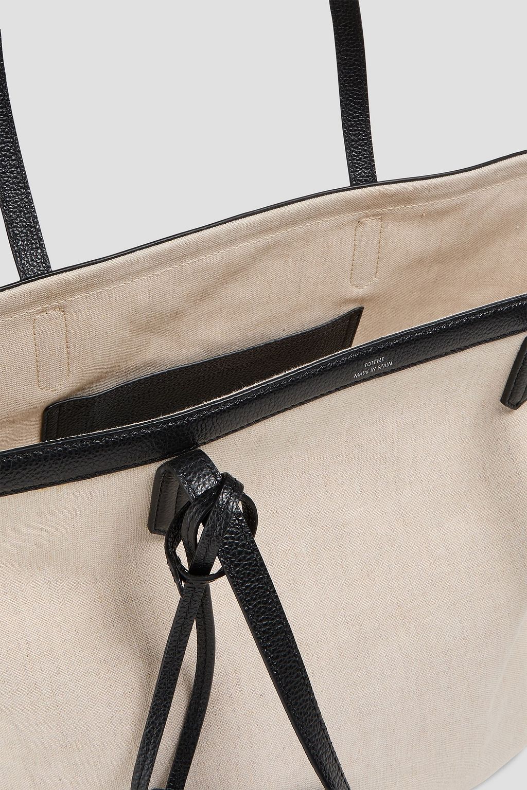 TOTEME حقيبة توت من الكنفا بحواف من الجلد