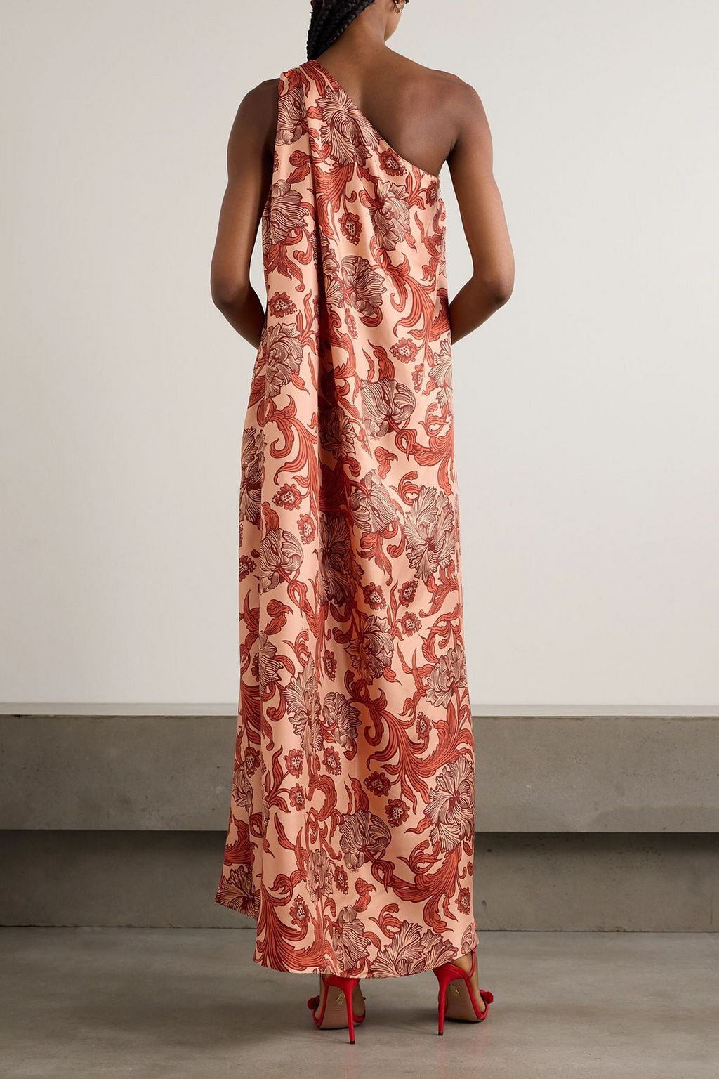 LA DOUBLEJ Gerafftes Maxikleid „Roy“ aus Seide mit floralem Print und asymmetrischer Schulterpartie