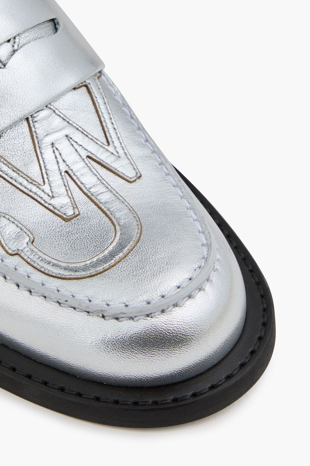 JW ANDERSON حذاء لوفر من الجلد بلون معدني مزين برقعة زخرفية