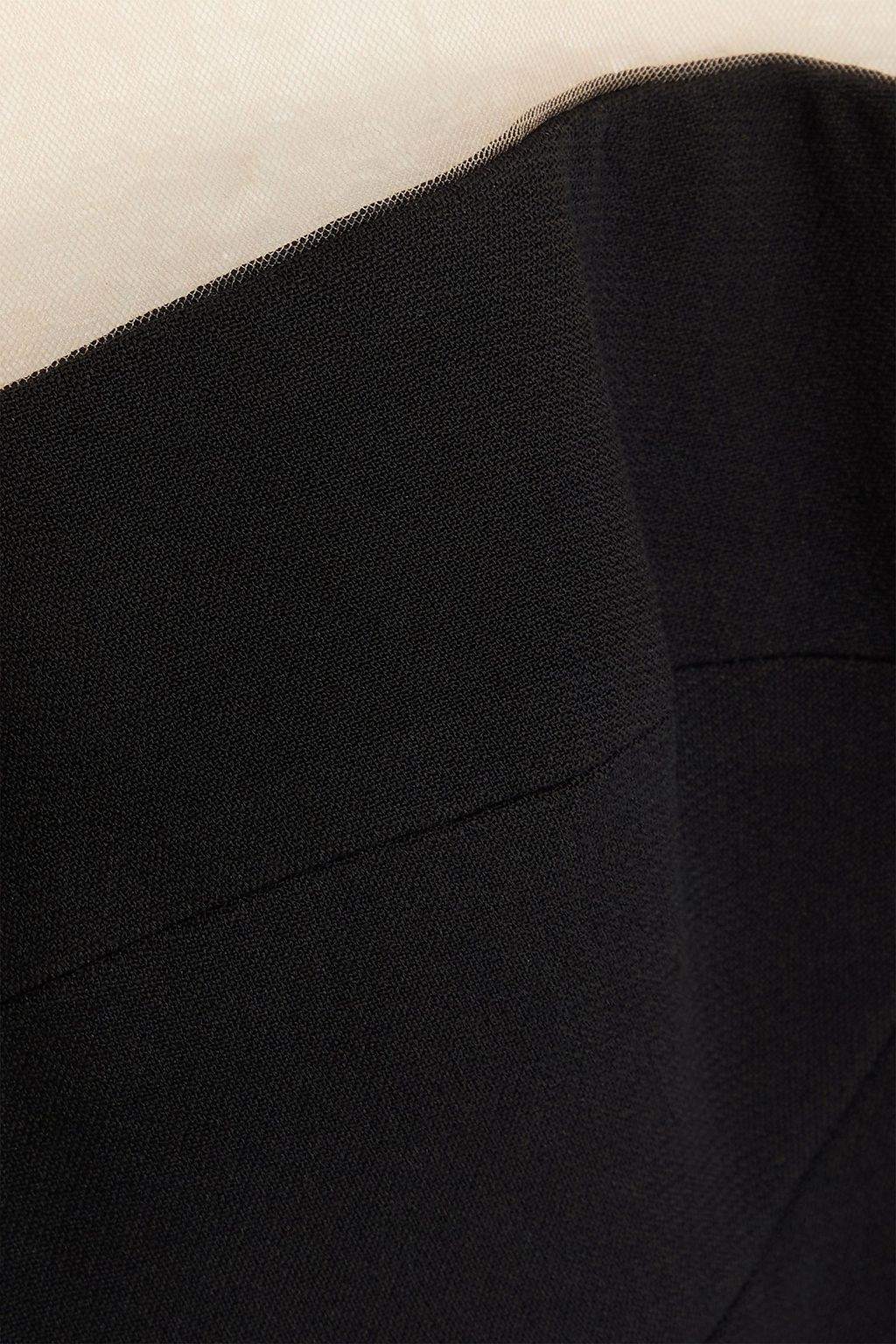 STELLA MCCARTNEY فستان قصير من الكريب المطاط بقِطع محاكة بجانب بعضها البعض من نسيج شبكي