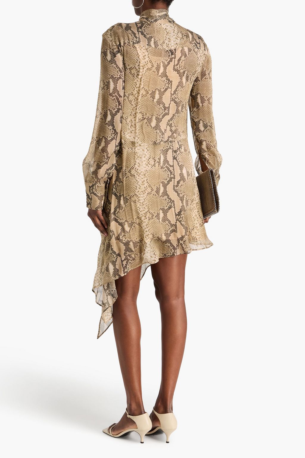 STELLA MCCARTNEY فستان متوسط الطول من حرير شيفون بطبعة جلد الثعبان مزين بربطة بشكل فراشة