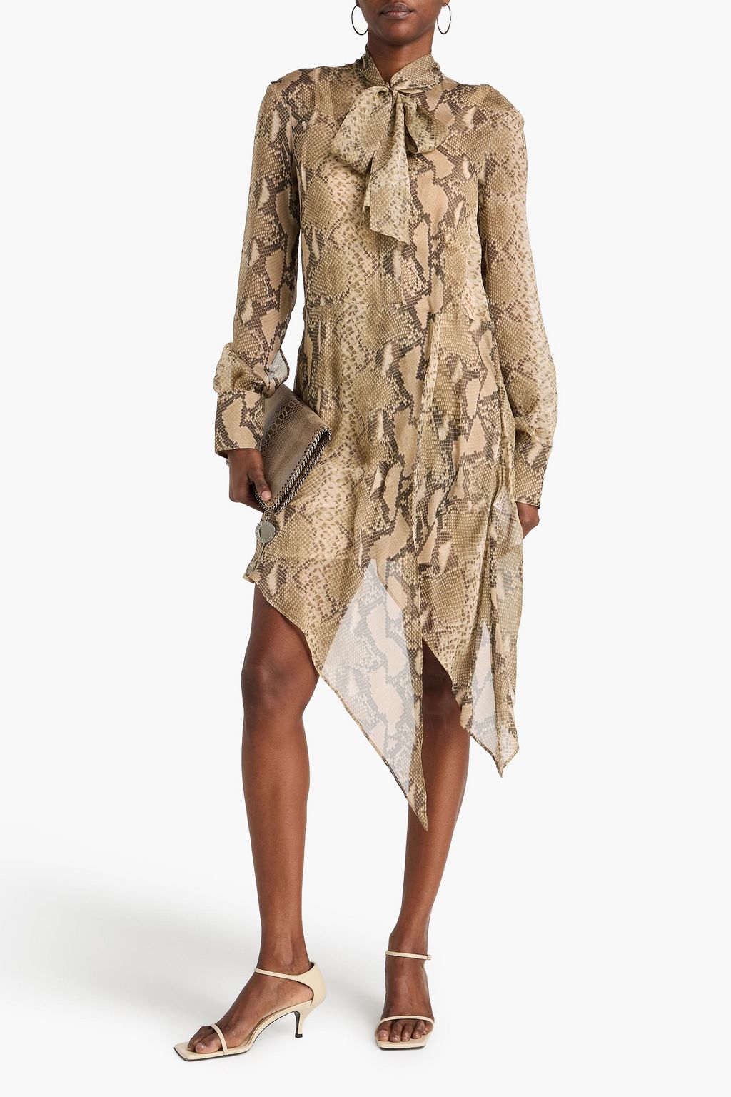 STELLA MCCARTNEY فستان متوسط الطول من حرير شيفون بطبعة جلد الثعبان مزين بربطة بشكل فراشة
