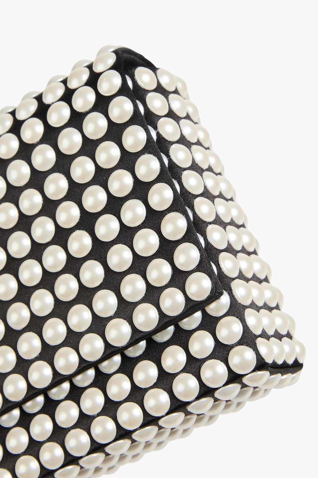 AMINA MUADDI حقيبة كلاتش "أميني" من الساتان مزيّنة باللؤلؤ الصناعي