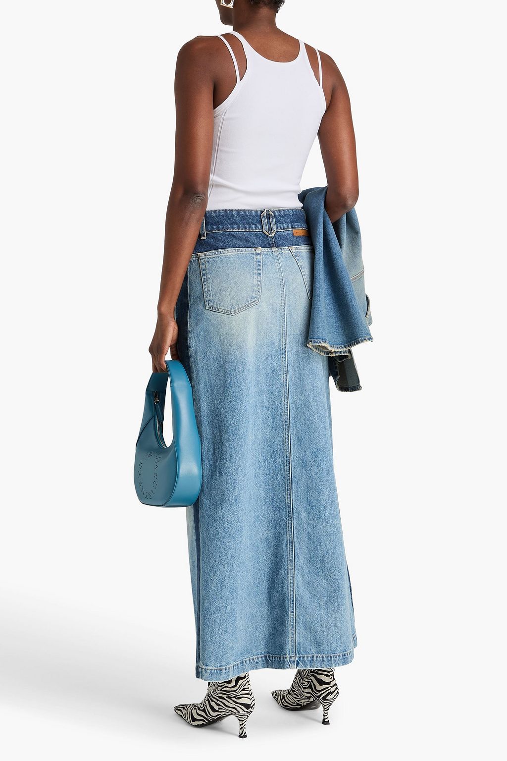 STELLA MCCARTNEY تنورة طويلة من الدنيم الباهت بحواف من قطع محاكة بجانب بعضها البعض