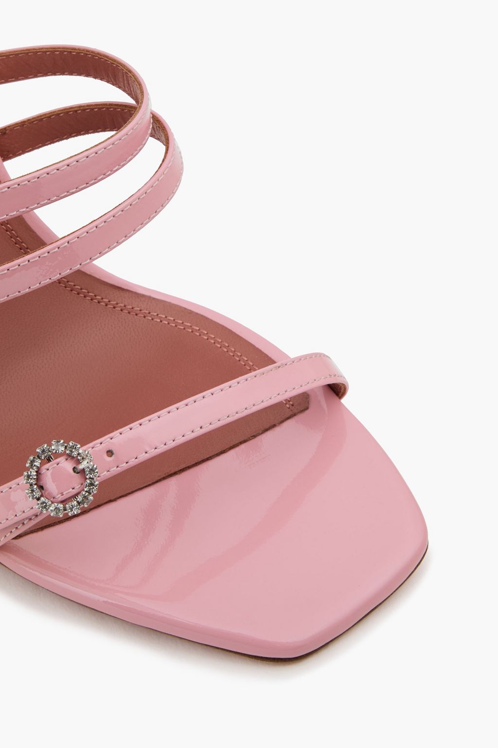 AMINA MUADDI صندل "روبين" من الجلد اللامع ومزود بإبزيم