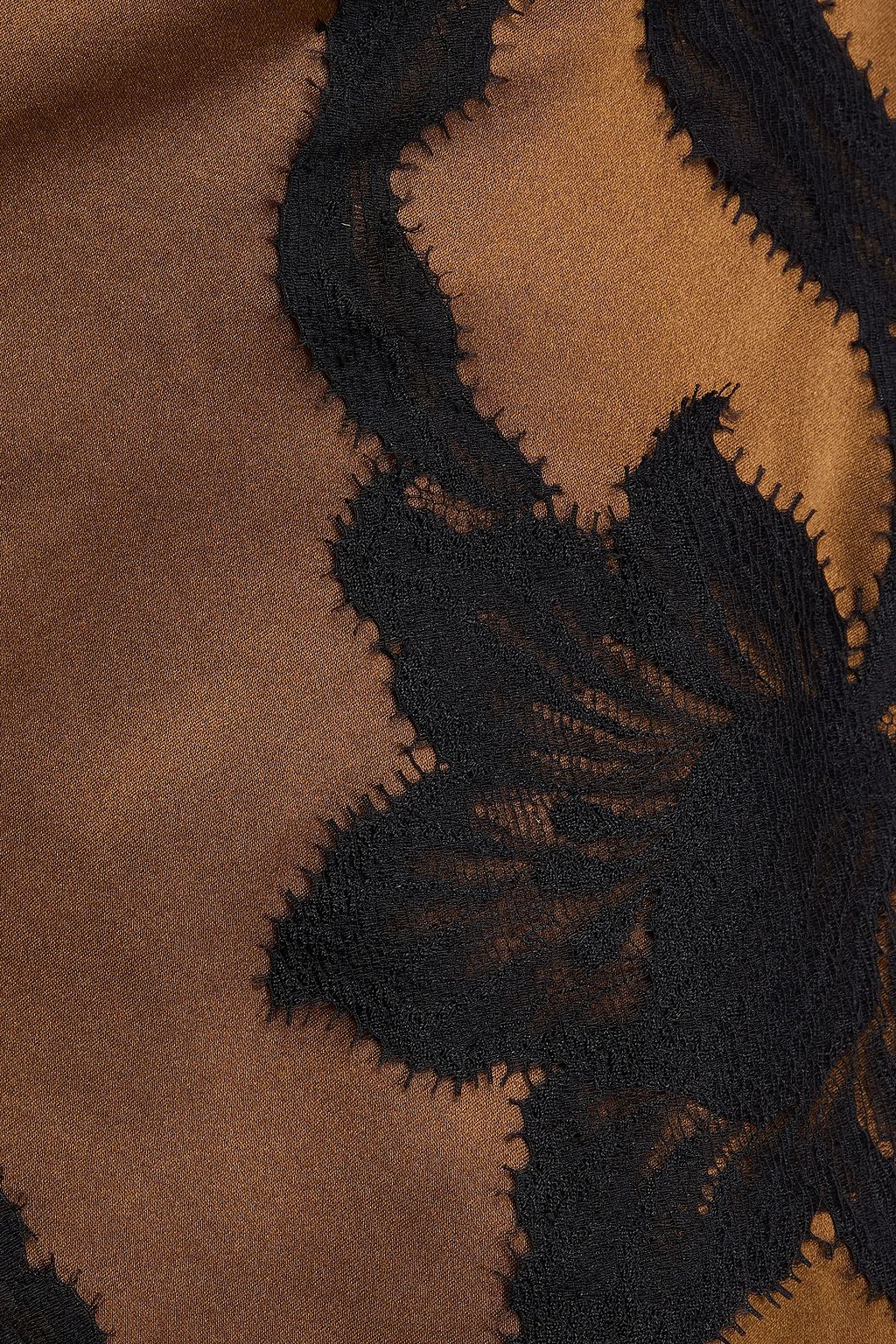 ESSE STUDIOS فستان طويل "روزا" منسدل من الساتان الحريري بحواف من الدانتيل