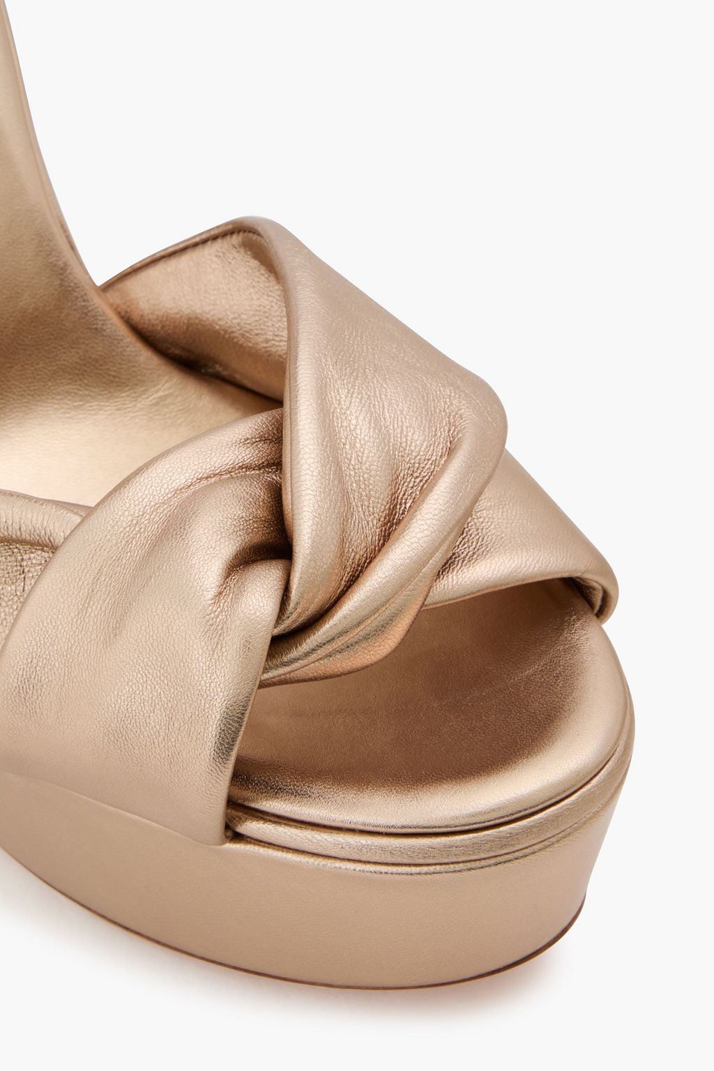 AQUAZZURA صندل "أولي" من الجلد بنعل سميك بلون ميتاليك وبتصميم متشابك