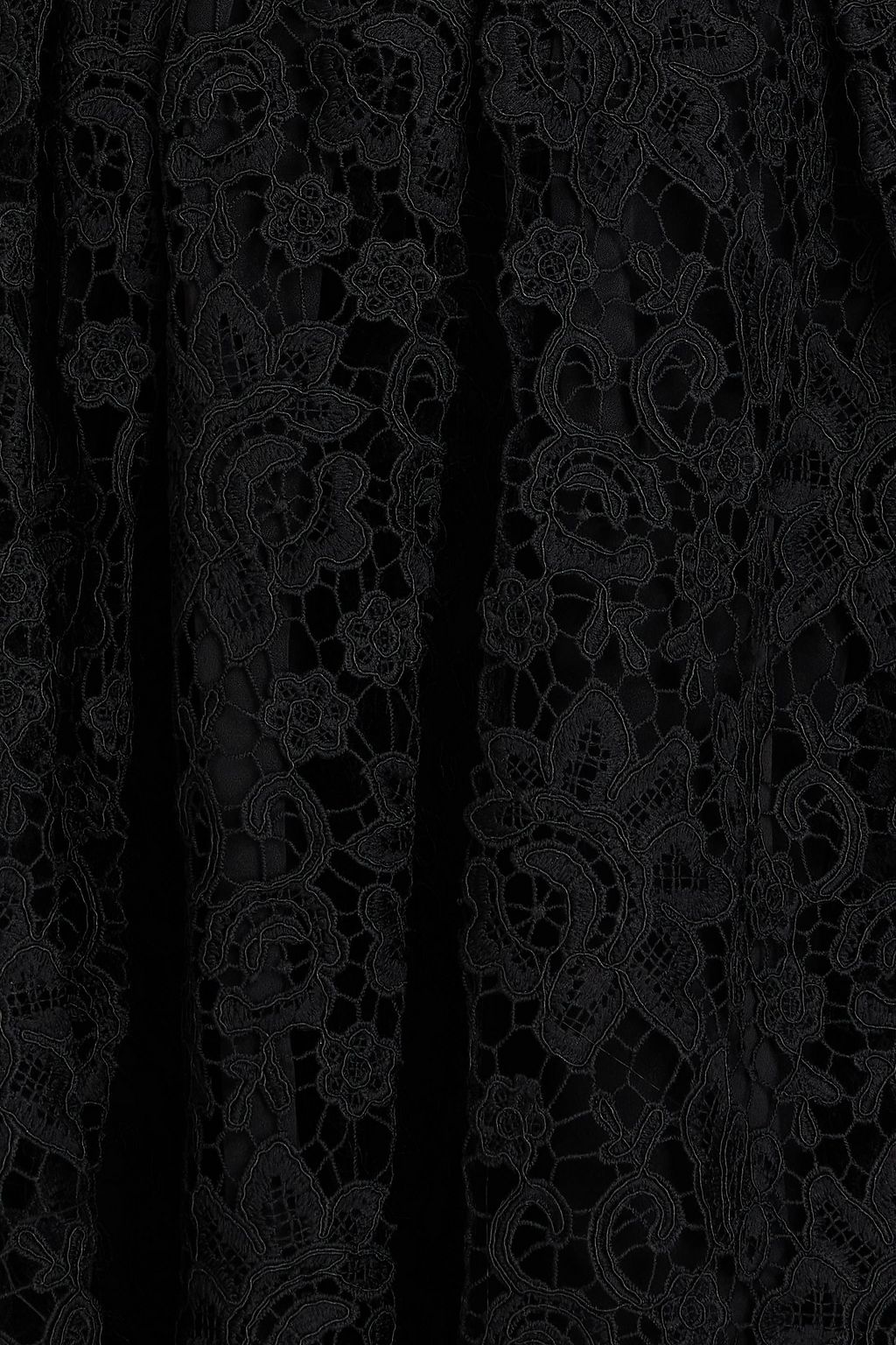 SELF-PORTRAIT فستان قصير من الدانتيل المفرّغ بربطة من الأمام ومزين بأجزاء مقصوصة