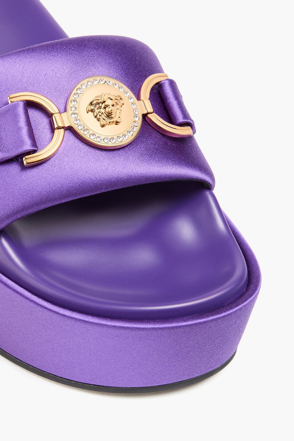 VERSACE شبشب سلايدز "ميدوسا بيجي" بنعل سميك مزين مصنوع من الساتان