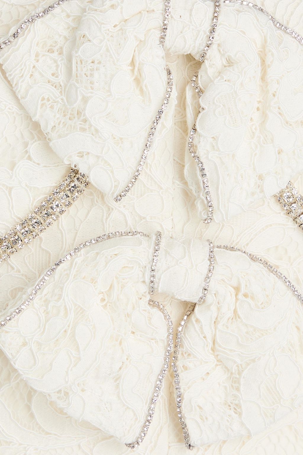 SELF-PORTRAIT بلوزة قصيرة من الدانتيل المفرّغ مزينة بربطة على شكل فراشة