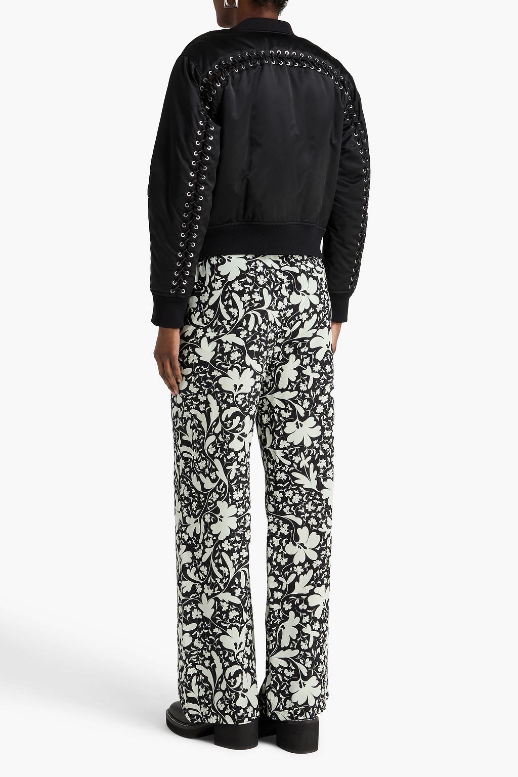 STELLA MCCARTNEY بنطال بأرجل واسعة من الحرير الصيني ومزين بطبعة الأزهار