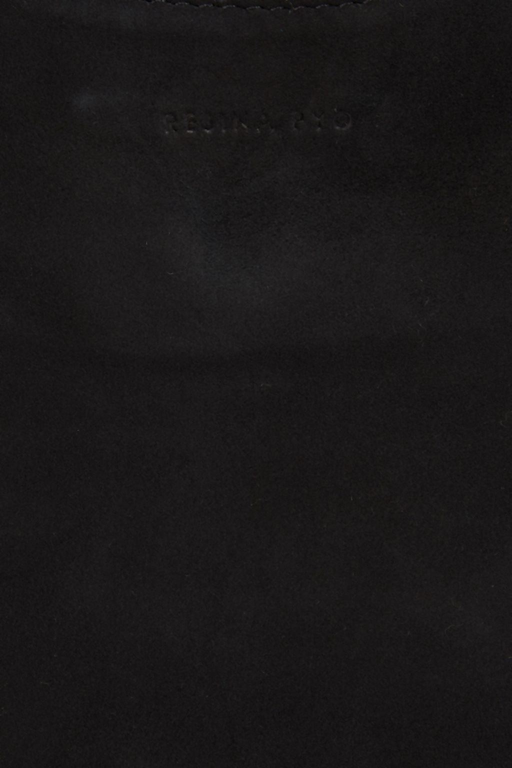 REJINA PYO حقيبة كتف "سييرا" من جلد السويد مزينة بحلقات معدنية