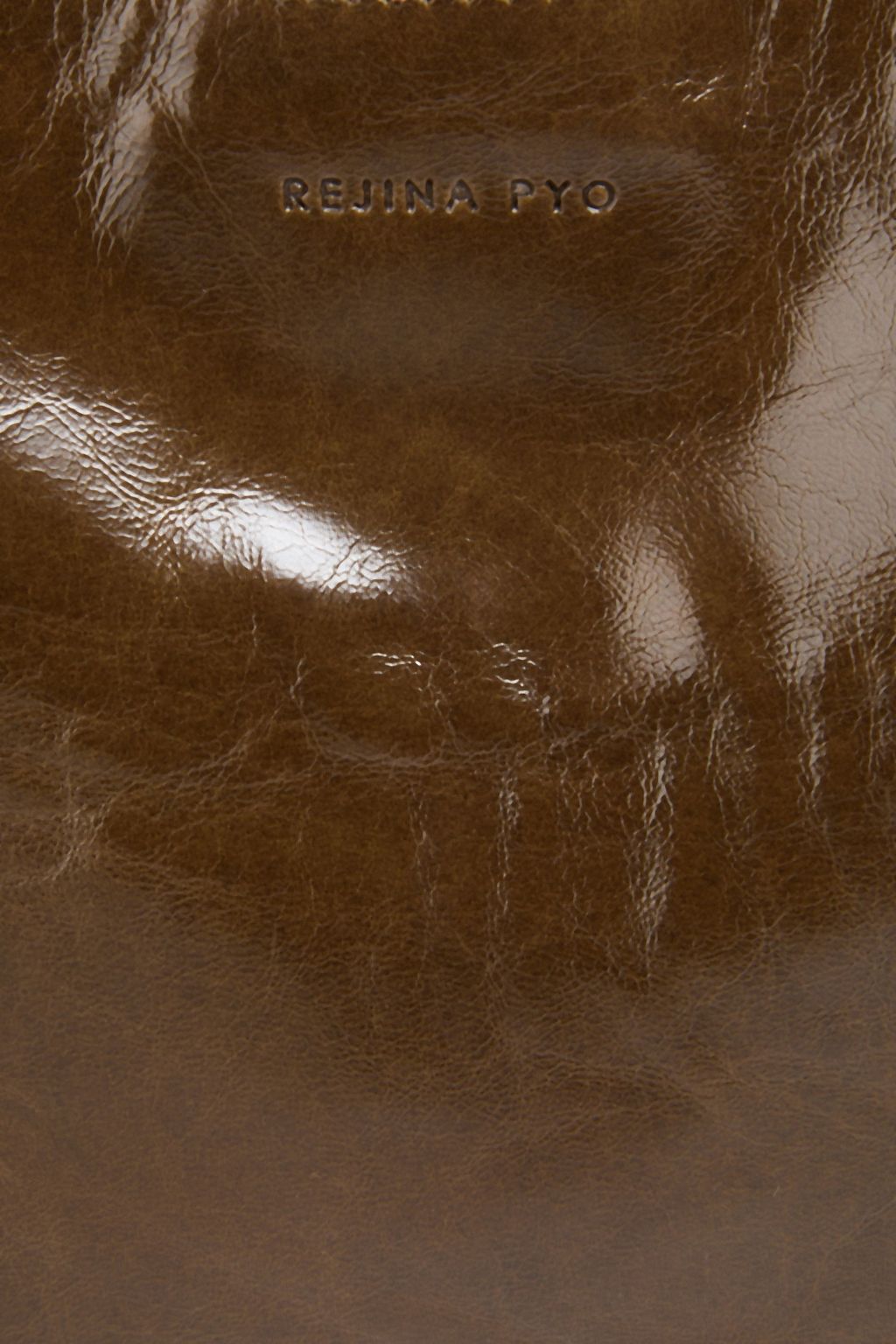 REJINA PYO حقيبة كتف "سييرا" من الجلد مزيّنة بحلقات معدنية