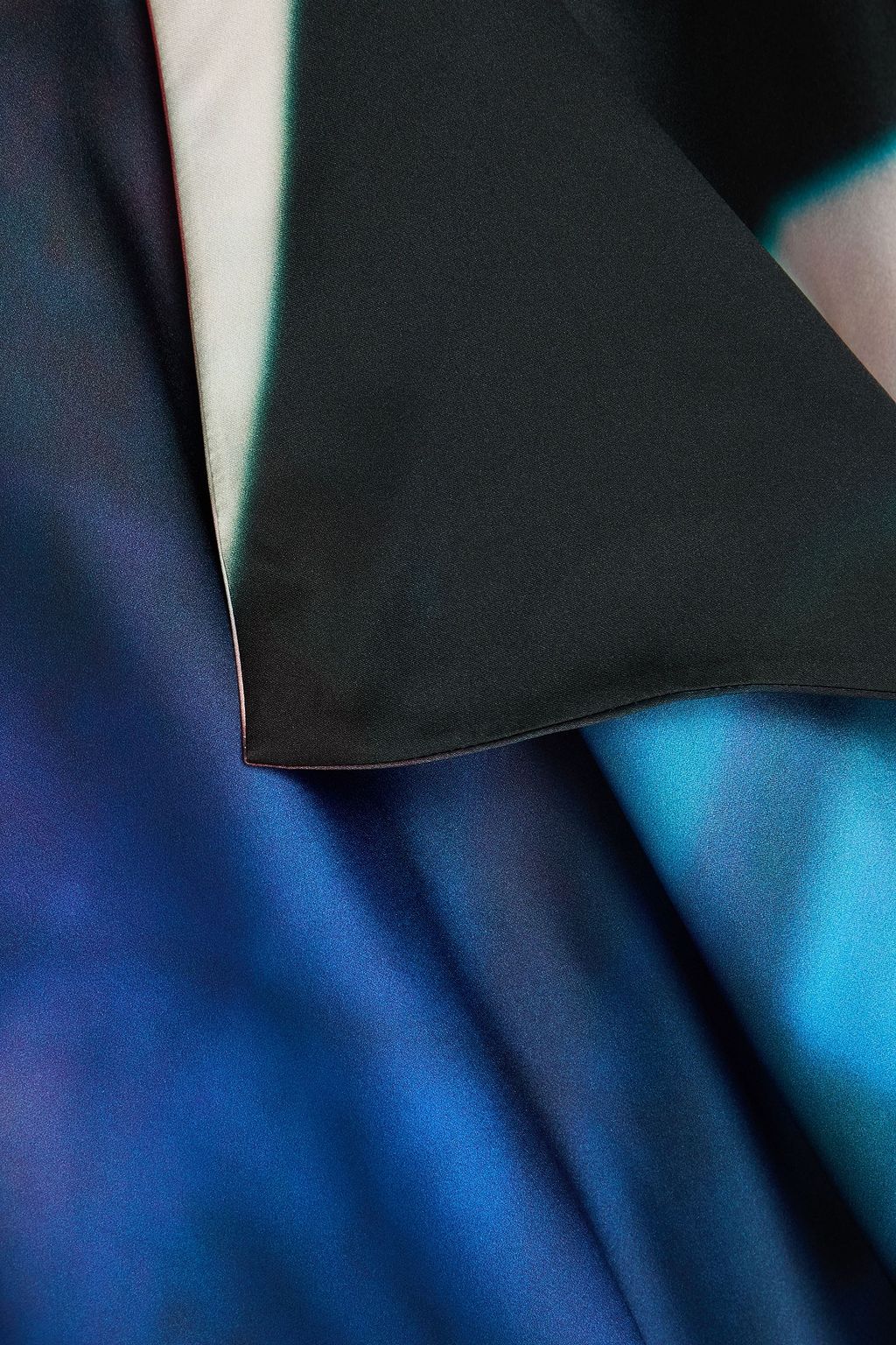 ROKSANDA بلوزة "نايارا" من حرير صيني بطبعة التاي داي بتصميم منسدل