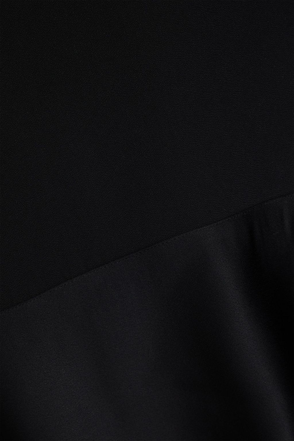 TOTEME تنورة متوسطة الطول من الكريب بقِطع محاكة بجانب بعضها البعض من الساتان