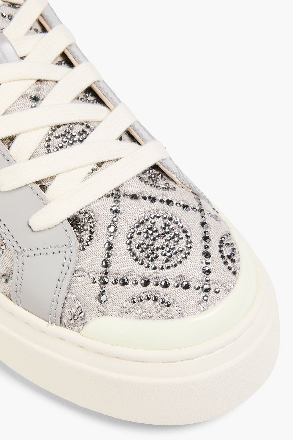 TORY BURCH حذاء سنيكرز من الجلد اللامع والجاكار بتصميم مزركش بنقشة شعار العلامة على شكل حرف T