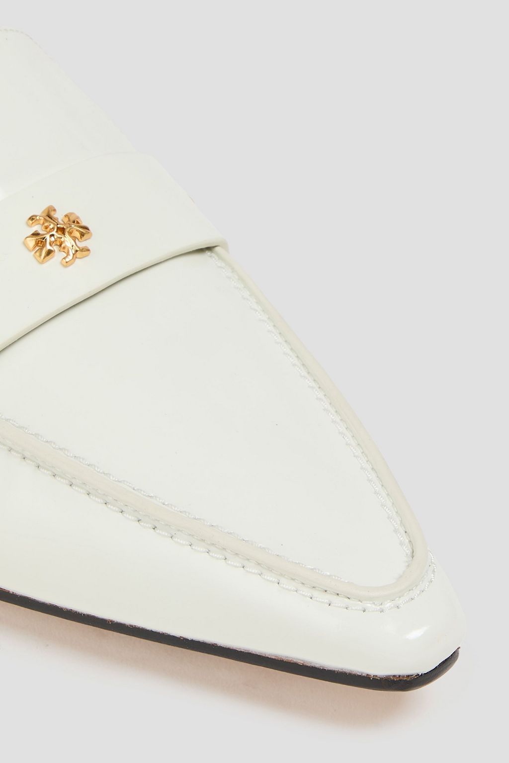 TORY BURCH حذاء مسطح بمقدمة مدببة من الجلد اللامع بتصميم مزركش