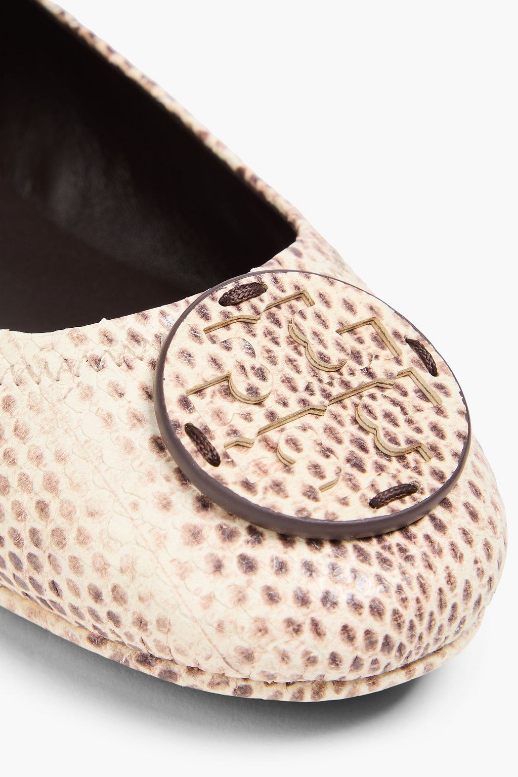 TORY BURCH حذاء باليرينا مسطح "ميني" من الجلد بنقشة جلد الثعبان بتصميم مزركش