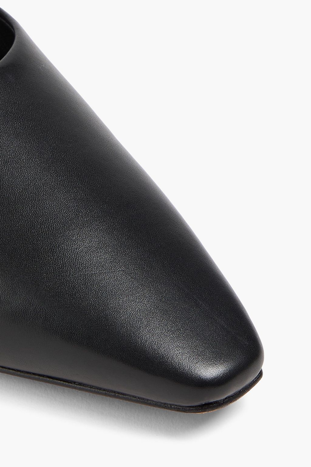 VINCE. شبشب "أنا" من الجلد